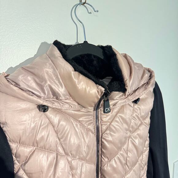 Calvin Klein Puffer Jacket - Quilted Hooded Coat with Fleece Sleeves - Picture 4 of 10